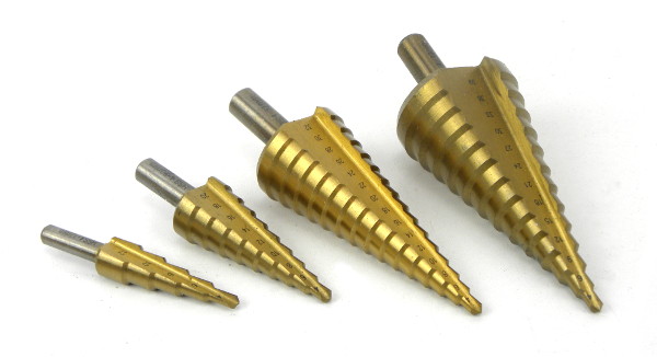 % ESTUCHE CON 4 BROCAS CONICAS ESCALONADAS ( Ø 4,0 - 39,0 MM.) RECUBIERTAS DE TITANIO